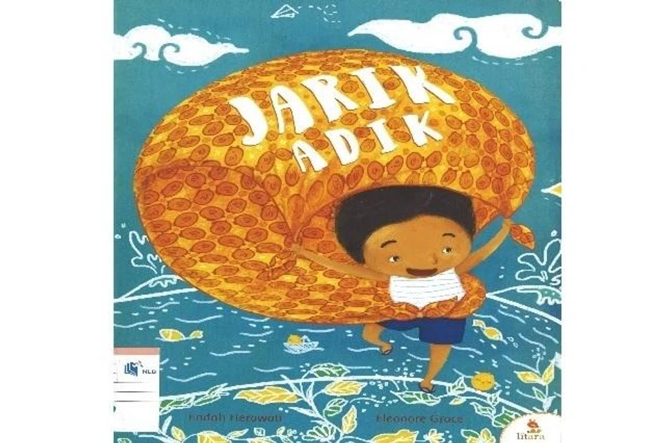 Jarik Adik
Nombor Panggilan: J P SUP

Semua orang sedang sibuk mempersiapkan kelahiran adik. Mbah meminta Slamet menjaga ‘jarik’ – kain batik – yang disiapkan untuk adiknya. Slamet bosan. Dia mula bermain dengan ‘jarik-jarik’ itu, lalu… Oh, tidak! Jarik itu koyak. Apakah yang harus Slamet lakukan?