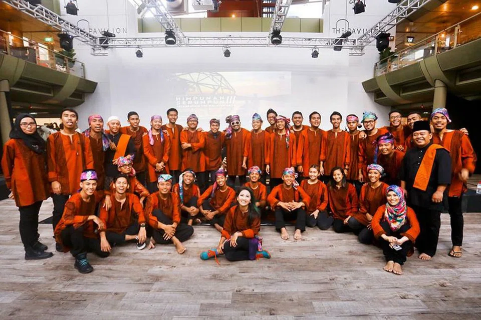 MUZIK TRADISI: Kumpulan genderang tradisi Melayu, Nadi Singapura, yang menerima Geran Utama Majlis Seni Kebangsaan (NAC), menganggap mereka kini memikul tanggungjawab lebih besar dalam mengasuh generasi muda menghargai permainan genderang tradisional Melayu, menurut pengarah pengurusan dan pengasas bersama kumpulan itu, Encik Mohamed Yaziz Mohamed Hassan (berbaju kurung hitam). - Foto NADI SINGAPURA