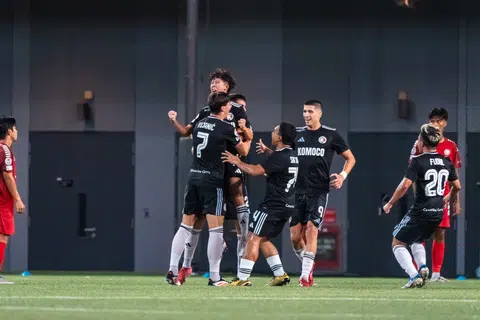 Pemain tengah Balestier Khalsa, Elijah Lim (didukung), meraikan jaringan kemenangan pasukannya pada minit ke-10 waktu kecederaan. Jaringannya memberikan kemenangan 2-1 The Tigers ke atas Young Lions. 