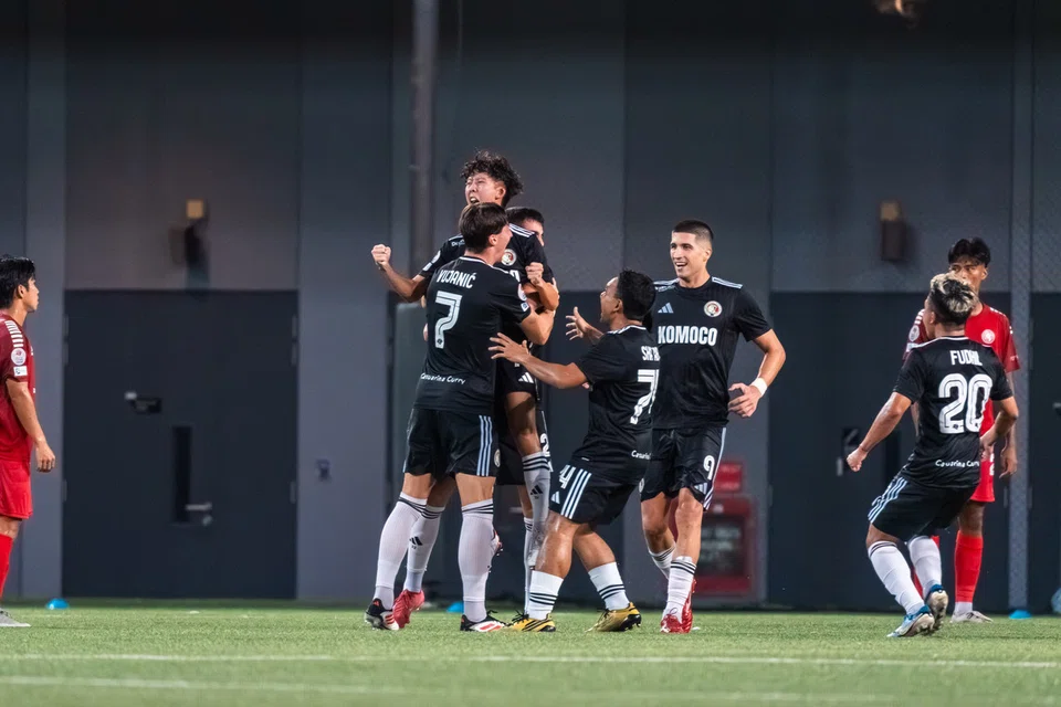 Pemain tengah Balestier Khalsa, Elijah Lim (didukung), meraikan jaringan kemenangan pasukannya pada minit ke-10 waktu kecederaan. Jaringannya memberikan kemenangan 2-1 The Tigers ke atas Young Lions. 