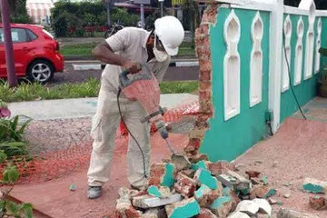 KERJA PEMBAIKAN: Kontraktor sedang menjalankan kerja ubah elok kawasan masjid dalam usaha menyediakan khidmat terbaik untuk jemaah. - Foto MASJID HAJI YUSOFF