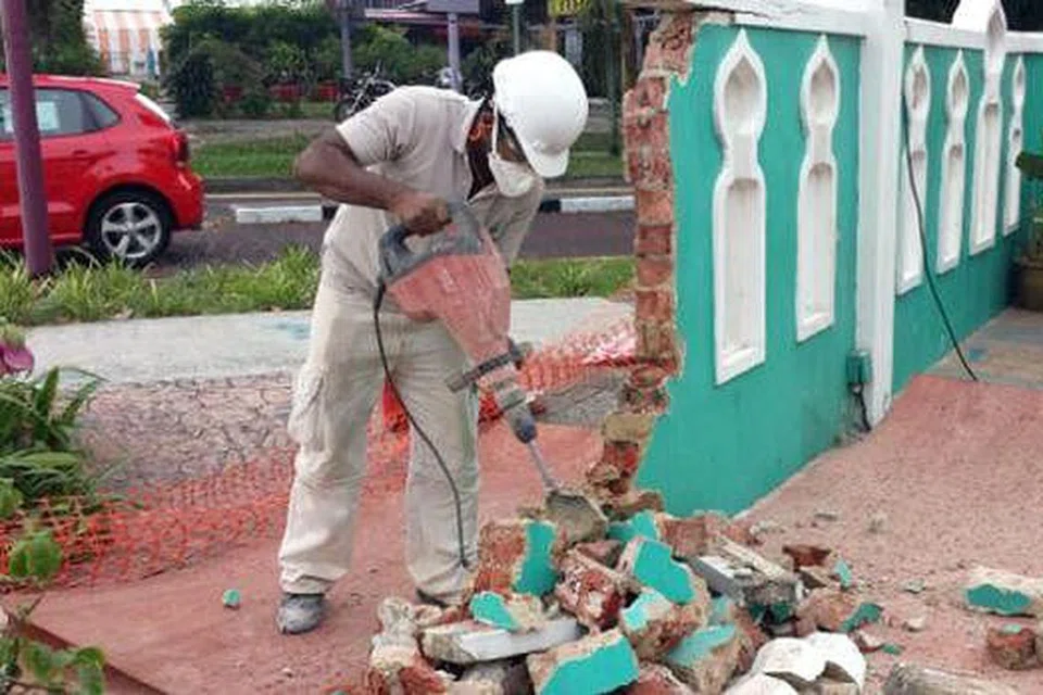 KERJA PEMBAIKAN: Kontraktor sedang menjalankan kerja ubah elok kawasan masjid dalam usaha menyediakan khidmat terbaik untuk jemaah. - Foto MASJID HAJI YUSOFF