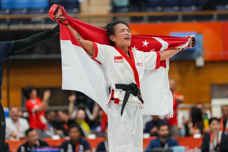 Atlet seni bela diri campuran (MMA), Tiffany Teo, memenangi pingat emas pertama Singapura di Sukan Asia selepas meraih kemenangan dalam pertandingan akhir kategori tradisional wanita 60kg pada 22 September.