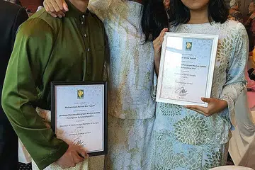 PENERIMA BIASISWA LBKM: (Dari kiri) Encik Ashraf Yusoff, Cik Aisyah Yusoff dan Cik Dinah Yusoff merupakan tiga beradik penerima Biasiswa Berprestij dan Merit LBKM tahun ini. - Foto ihsan AISYAH YUSOFF