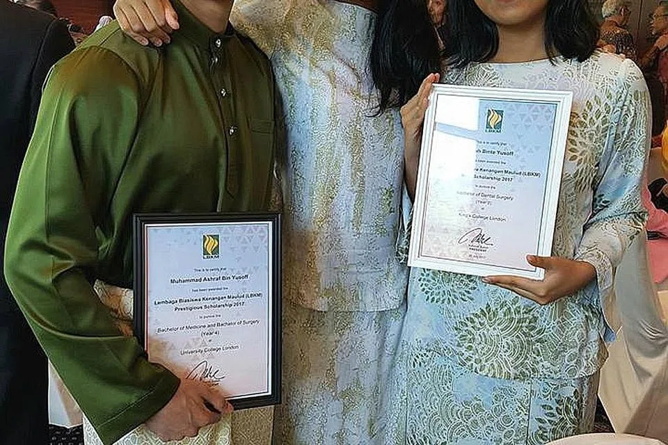 PENERIMA BIASISWA LBKM: (Dari kiri) Encik Ashraf Yusoff, Cik Aisyah Yusoff dan Cik Dinah Yusoff merupakan tiga beradik penerima Biasiswa Berprestij dan Merit LBKM tahun ini. - Foto ihsan AISYAH YUSOFF