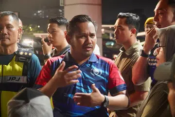 Pengerusi Jawatankuasa Kerja Raya, Pengangkutan, Infrastruktur dan Komunikasi Johor, Encik Mohamad Fazli Mohamad Salleh (tengah), ketika melakukan tinjauan ke Bangunan Sultan Iskandar (BSI), Johor Bahru.