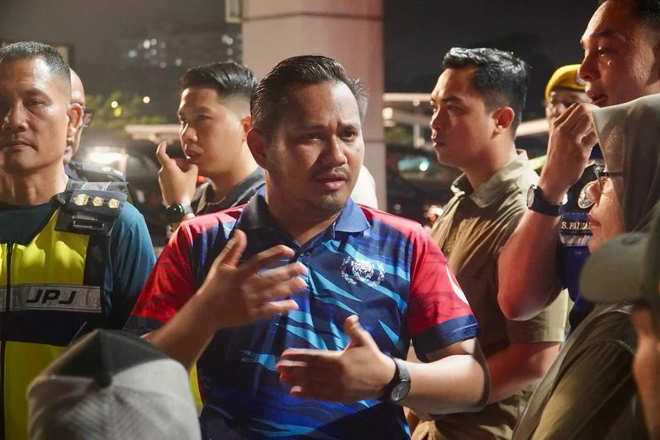 Pengerusi Jawatankuasa Kerja Raya, Pengangkutan, Infrastruktur dan Komunikasi Johor, Encik Mohamad Fazli Mohamad Salleh (tengah), ketika melakukan tinjauan ke Bangunan Sultan Iskandar (BSI), Johor Bahru.