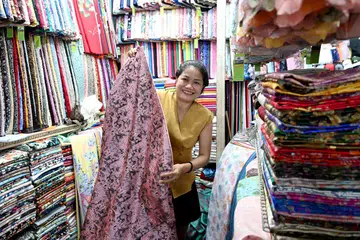 Pemilik Sakura Tailor di Ben Thanh Market, Ho Chi Minh, Vietnam, Cik Vuong Thi Bich Dao atau dikenali sebagai Cik Sakura sudah berkhidmat selama 25 tahun. 