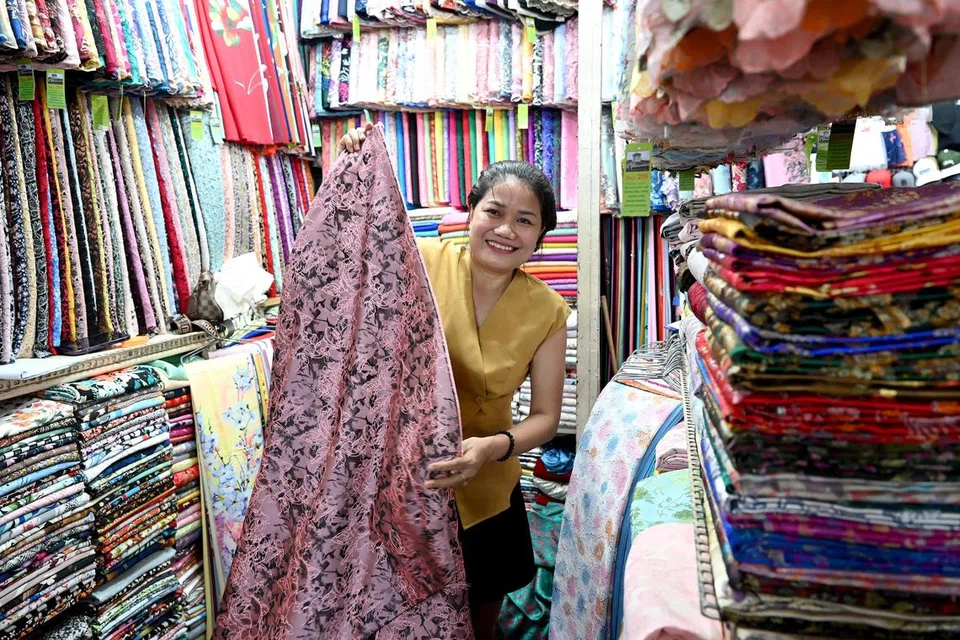 Pemilik Sakura Tailor di Pasar Ben Thanh di  Ho Chi Minh, Vietnam, Cik  Vương Thị Bích Đào turut dikenali sebagai Cik Sakura oleh pelanggannya dan boleh berbahasa Melayu.