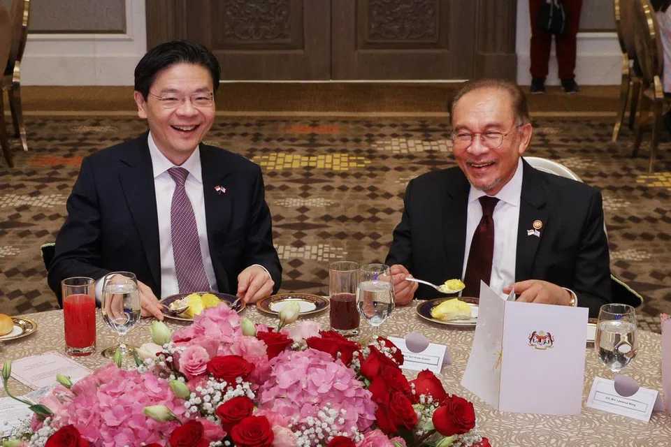 Perdana Menteri, Encik Lawrence Wong (kiri), dan Perdana Menteri Malaysia, Datuk Seri Anwar Ibrahim, di jamuan makan tengah hari di Kompleks Seri Perdana pada 7 Januari.