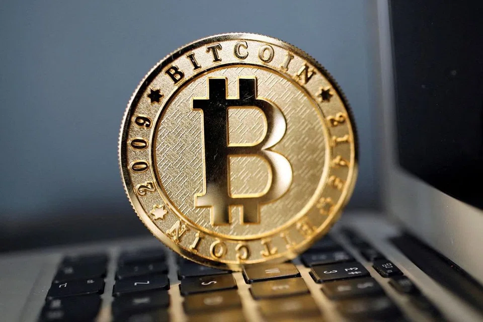 PERLU TINGKAT PEMAHAMAN: Ramai responden yang ditinjau berkata mereka membeli mata wang kripto ekoran dipengaruhi keluarga dan teman, serta rasa ingin tahu selepas mendapat tahu tentangnya menerusi media. - Foto REUTERS