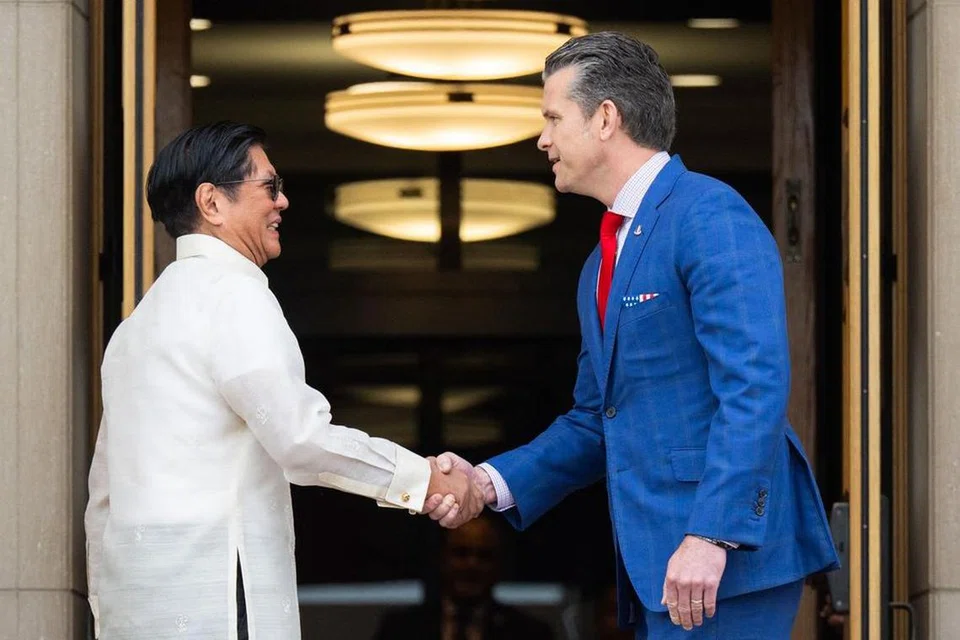 Setiausaha Pertahanan Amerika Syarikat Encik Pete Hegseth (kanan) berjabat tangan dengan Presiden Filipina Encik Ferdinand Marcos di Pentagon di Washington pada 21 Julai 2025.