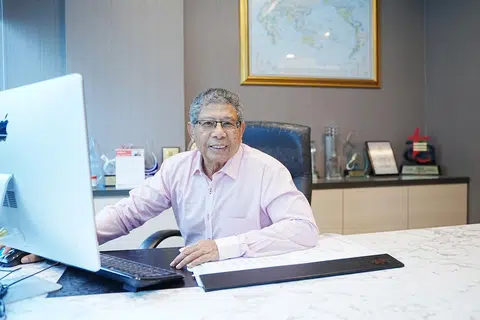 Semasa ditemui di pejabatnya di Paya Lebar Square, Pengasas yang juga Ketua Pegawai Eksekutif (CEO) Second Chance Properties, Encik Mohamed Salleh Marican, berkata penyusunan semula strategi perniagaan syarikat itu dapat dilakukan kerana ia tidak lagi terbatas oleh kriteria yang dikenakan ke atas syarikat tersenarai. 