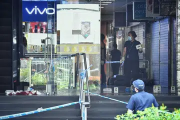LOKASI PEMBUNUHAN: Gambar yang diambil pada 2 Julai 2019 ini menunjukkan ruang masuk utama Orchard Towers dikepung bagi siasatan polis. Seorang lelaki sebelum itu ditemui berlumuran darah di atas lantai di situ.