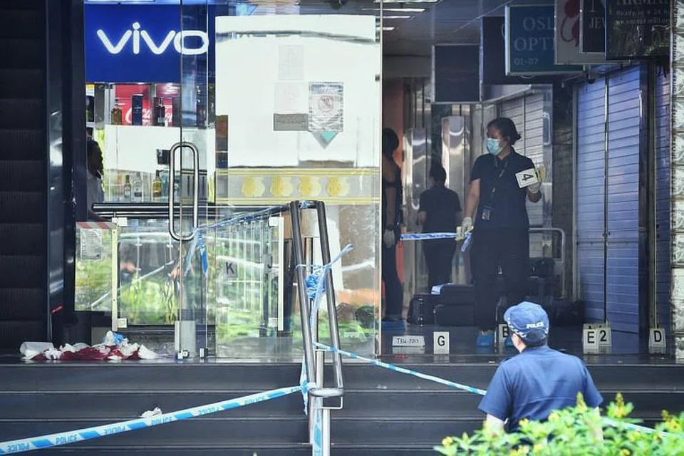 LOKASI PEMBUNUHAN: Gambar yang diambil pada 2 Julai 2019 ini menunjukkan ruang masuk utama Orchard Towers dikepung bagi siasatan polis. Seorang lelaki sebelum itu ditemui berlumuran darah di atas lantai di situ.