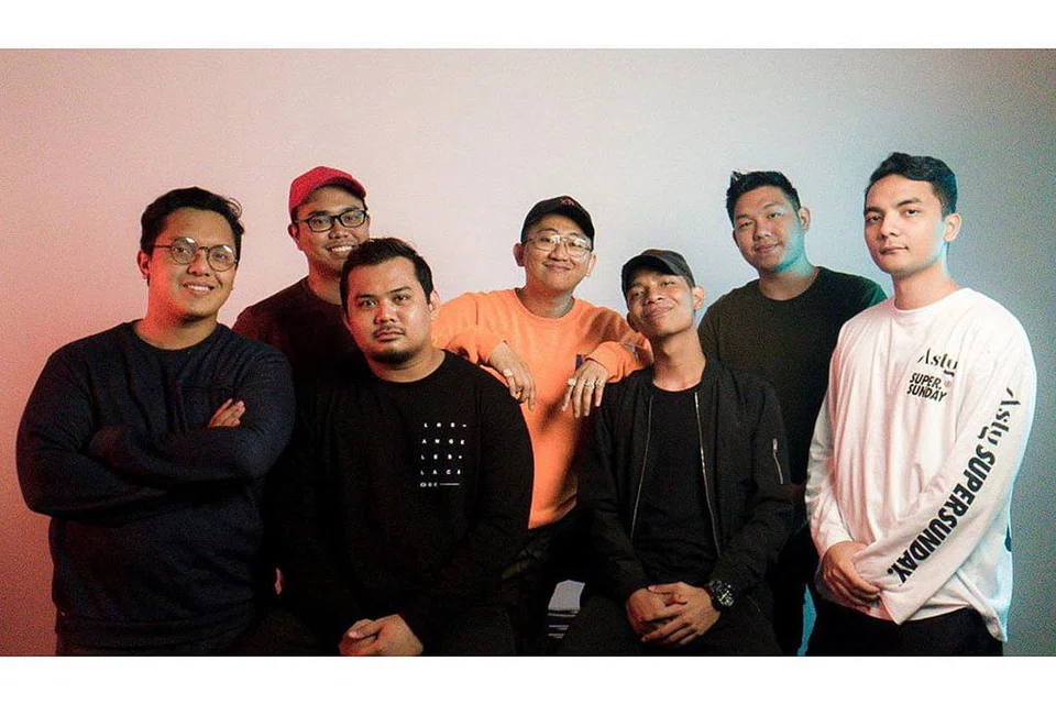 BINA RUANG UNTUK ARTIS: Kru Yungtaufoo Studios dianggotai (dari kiri) penghasil video, Amirul Suhaimi Yusof; pencipta kandungan, Hariz Muammar Amranizar; pengarah, Abdul Zaimee Abdul Razak; pengasas, Rio Haikaludin Effendi; jurutera audio, Hairi Ali; pereka bentuk laman web dan grafik Nick Severiano Tanusaputra; serta pengarah penggambaran, Syukry Mirza Akhbar. - Foto YUNGTAUFOO
