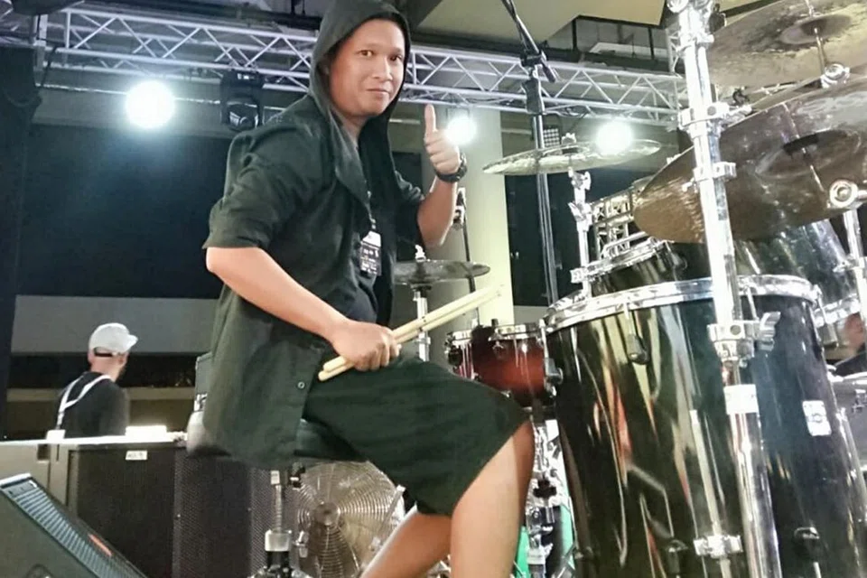 TERIMA TAJAAN: Encik Didi Mulyadi (atas) dipilih syarikat pengusaha simbal buatan tangan dari Turkey, Murat Diril Cymbals, sebagai antara duta produknya di Singapura. Simbal adalah alat genderang yang mengiringi alat muzik dram. - Foto ihsan DIDI MULYADI.
