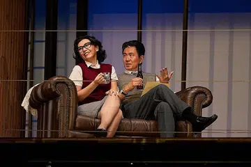 PEGANG WATAK SUKAR: Kit Chan berlakon sebagai Kwa Geok Choo sementara Adrian Pang sebagai Lee Kuan Yew dalam 'The LKY Muzikal'. - Foto AIWEI AND SINGAPORE REPERTORY THEATRE