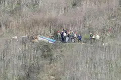 TAPAK KEMALANGAN: Sekumpulan pegawai kes kecemasan menyiasat di tapak nahas helikopter yang membunuh Kobe Byrant dan anak perempuannya di Calabasas, California. - Foto AFP 