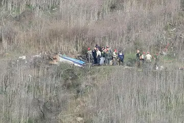 TAPAK KEMALANGAN: Sekumpulan pegawai kes kecemasan menyiasat di tapak nahas helikopter yang membunuh Kobe Byrant dan anak perempuannya di Calabasas, California. - Foto AFP 