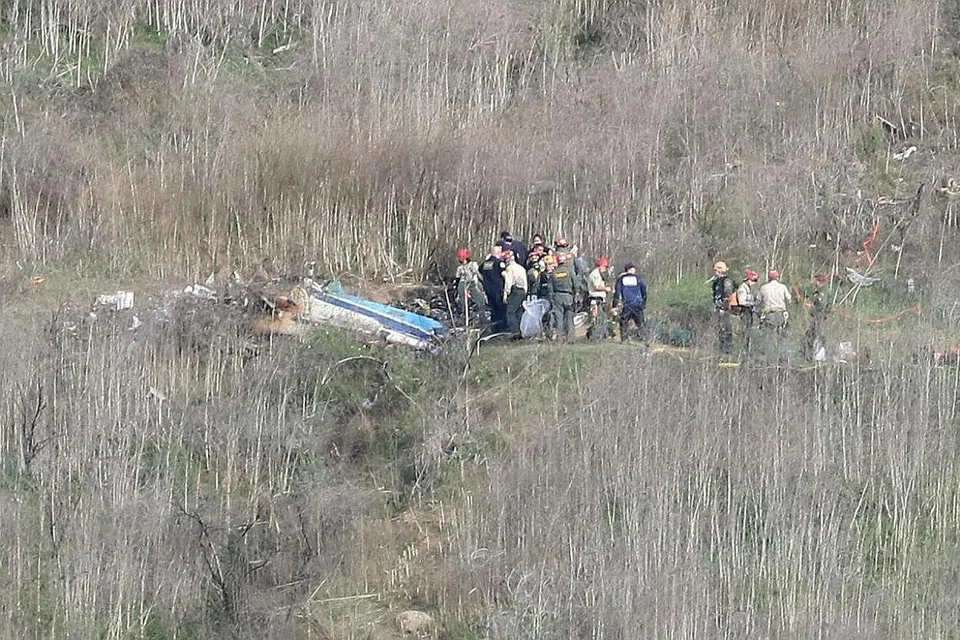 TAPAK KEMALANGAN: Sekumpulan pegawai kes kecemasan menyiasat di tapak nahas helikopter yang membunuh Kobe Byrant dan anak perempuannya di Calabasas, California. - Foto AFP 