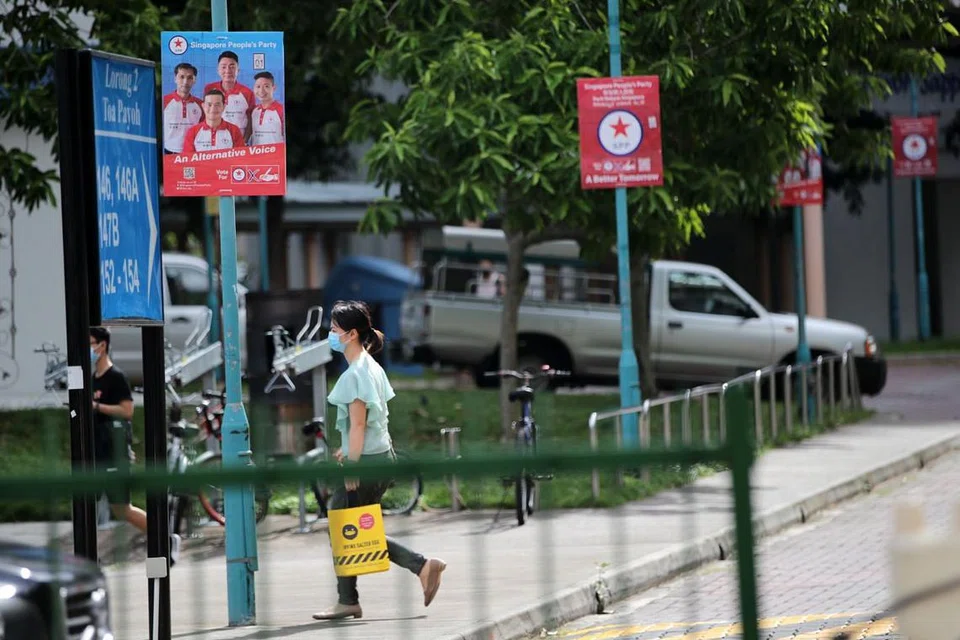 Ia merupakan satu kesalahan di bawah Akta Pilihan Raya Parlimen jika seseorang itu didapati mengubah, menurunkan, merosakkan, melenyapkan atau mencemarkan sebarang poster atau sepanduk pilihan raya. - FOTO: GIN TAY