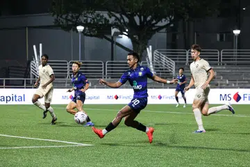Pemain sayap Tampines Rovers, Faris Ramli (dua dari kanan), merembat masuk gol keempat pasukannya ketika menentang Tanjong Pagar United dalam perlawanan Liga Perdana Singapura (SPL) di Stadium Jurong East pada 11 Oktober 2026. Tampines menang perlawanan tersebut 4-0, meletakkan mereka di tangga kedua dalam carta Liga Perdana Singapura (SPL) setakat ini.