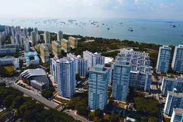 MEMBANGUN SEMULA FLAT LAMA: Skim Vers akan membolehkan pihak berkuasa untuk membangunkan semula bandar HDB yang lebih tua secara teratur dan bertahap. - Foto FAIL