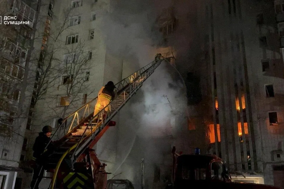 Anggota bomba bekerja di lokasi sebuah bangunan pangsapuri yang terkena serangan dron Russia dalam serangan berterusan Moscow ke atas Ukraine, di bandar Okhtyrka, wilayah Sumy, Ukraine pada Oktober. 