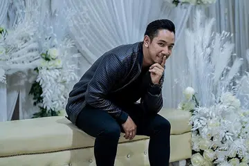 TERPAUT PADA TIK TOK: Sufi Rashid menggunakan aplikasi Tik Tok sebagai satu cara mencetus fenomena bagi lagu terkininya 'Cin Cinta'. Lebih 1,300 video ringkas dihasilkan peminatnya yang meniru gaya Sufi dan isterinya Nurulain Md Yusof dalam video asal di Tik Tok. - Foto BM oleh NUR DIYANA TAHA