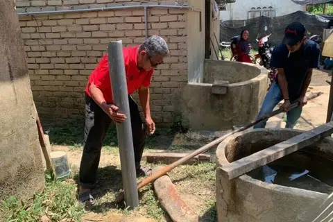 Penduduk di Kampung Banggol Tok Mokyong di Pasir Mas, Kelantan, Encik Ariffin Ismail, berkata kos mengupah kontraktor untuk membina telaga tiub (boring) bagi mendapatkan sumber air bersih agak tinggi iaitu sekitar RM5,000 hingga RM10,000.