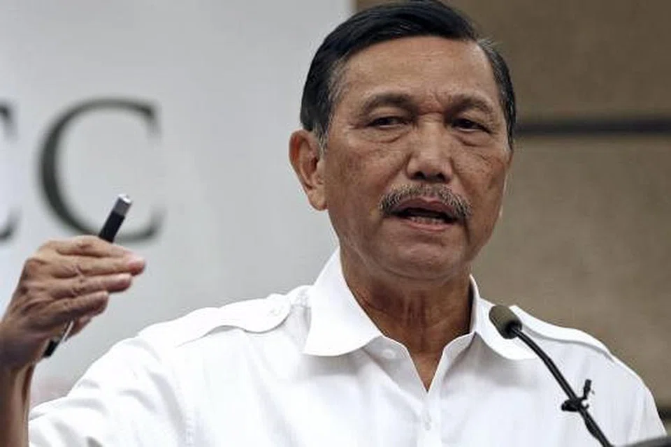 ENCIK LUHUT: Pasport militan IS akan diambil agar mereka tidak akan boleh lagi kembali ke Indonesia. - Foto REUTERS