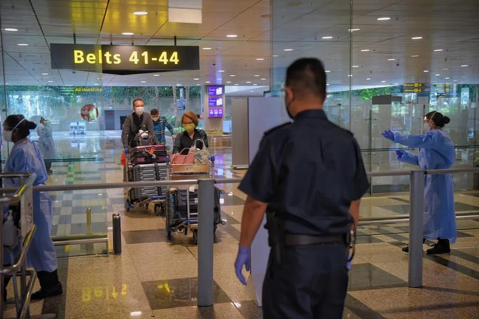 Foto pintu ketibaan di Lapangan Terbang Changi oleh MARK CHEONG