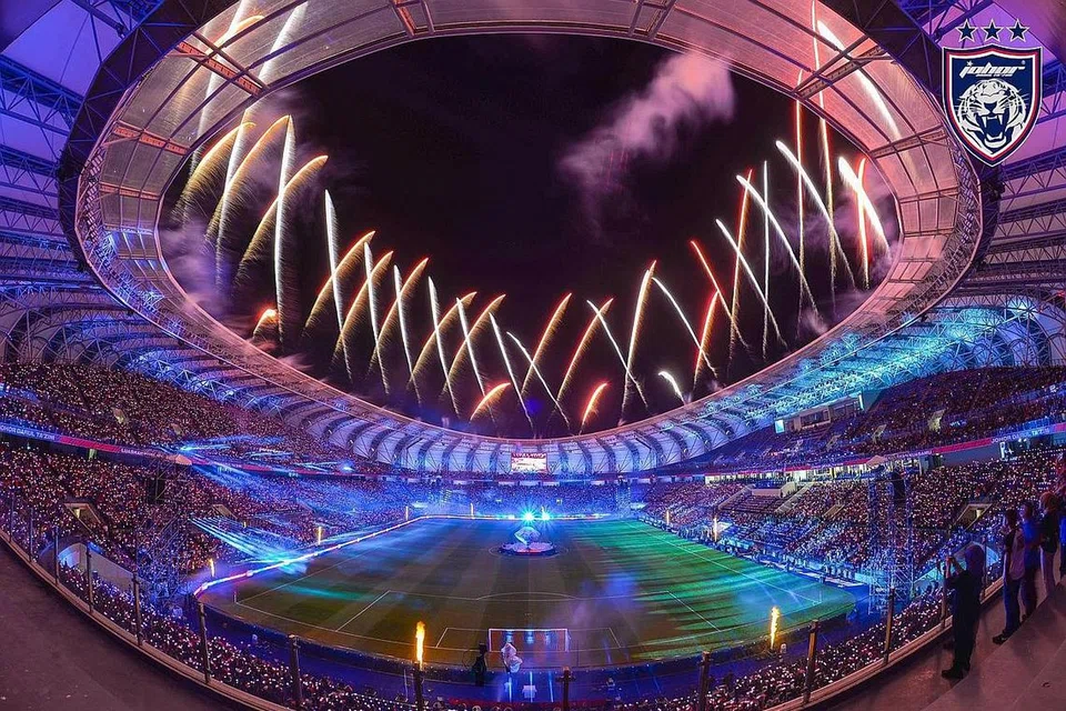 GAH GEMILANG: Stadium baru Johor Darul Ta'zim, Stadium Sultan Ibrahim, di Iskandar Puteri bermandikan cahaya dalam majlis pelancarannya Sabtu lalu. - Foto JDT