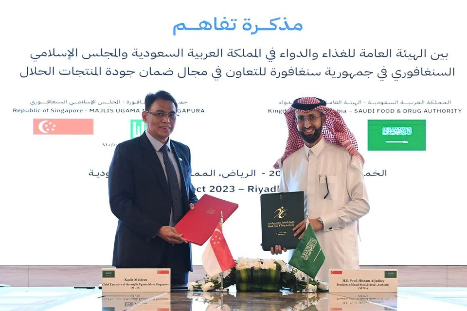 PERJANJIAN HALAL: Ketua Eksekutif Muis, Encik Kadir Maideen (kiri), dan Presiden SFDA, Profesor Hisham Aljadhey, telah menandatangani MOU itu di Riyadh pada Khamis.