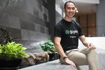 PERMINTAAN MENINGKAT: Pengurus besar Gojek Singapura, Encik Lien Choong Luen, menggesa pihak berkuasa mempertimbangkan semula peraturan menurunkan syarat umur bagi pemandu sewa privet agar jumlah pemandu meningkat.