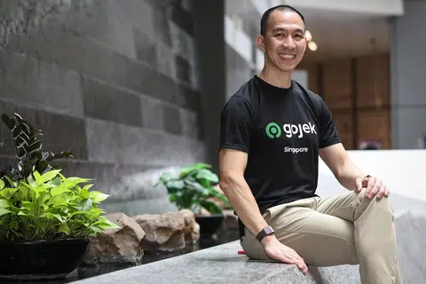 PERMINTAAN MENINGKAT: Pengurus besar Gojek Singapura, Encik Lien Choong Luen, menggesa pihak berkuasa mempertimbangkan semula peraturan menurunkan syarat umur bagi pemandu sewa privet agar jumlah pemandu meningkat.
