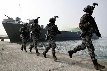 BUAT PERSIAPAN: Pasukan khas tentera laut Taiwan menjalani latihan di Kaohsiung. Latihan tersebut mempamerkan kesediaan Taiwan melindungi perairannya. - Foto EPA-EFE