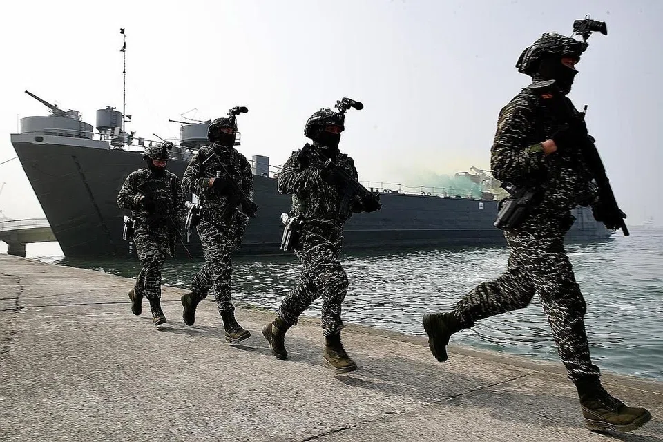 BUAT PERSIAPAN: Pasukan khas tentera laut Taiwan menjalani latihan di Kaohsiung. Latihan tersebut mempamerkan kesediaan Taiwan melindungi perairannya. - Foto EPA-EFE