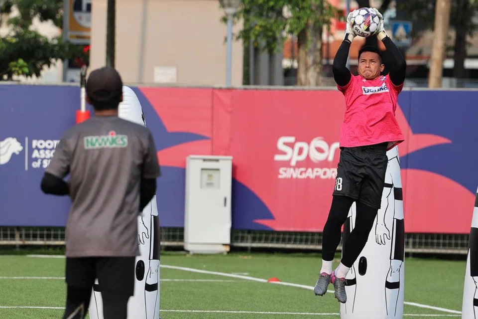 Penjaga gawang skuad bola sepak Singapura, Hassan Sunny, menjalani latihan bersama kelabnya, Albirex Niigata, yang bermain dalam Liga Perdana Singapura, di Stadium Jurong East pada 13 Jun.