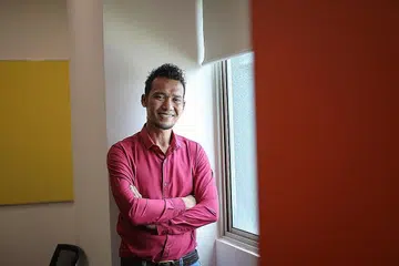 BERI BALIK KEPADA MASYARAKAT: Encik Zulkifli Atan, seorang bekas pesalah dadah, meraih manfaat daripada sesi kaunseling di Step-Up@Taman Jurong, yang terletak berdekatan dengan rumahnya. Kini, beliau seorang pembimbing yang memberi bantuan kepada mereka yang ingin belajar muzik. - Foto BH oleh ONG WEE JIN