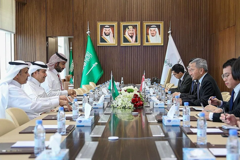 TEGAS SEMULA KERJASAMA: Dr Vivian Balakrishnan dalam satu mesyuarat ketika lawatan rasminya di Arab Saudi bersama Menteri Pengangkutan dan Perkhidmatan Logistik Saleh Nasser Al Jasser (kedua dari kiri), yang juga pengerusi bersama jawatankuasa Bersama Saudi-Singapura (SSJC). - Foto MFA