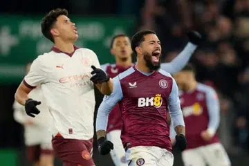 TIGA TERATAS: Pemain Aston Villa, Douglas Luiz (depan, kanan), meraikan kemenangan 1-0 ke atas Manchester City, sekali gus meletakkan pasukannya di tangga ketiga.