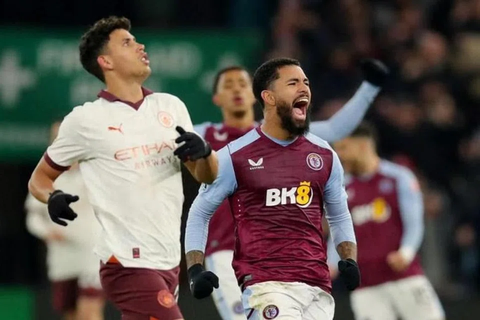 TIGA TERATAS: Pemain Aston Villa, Douglas Luiz (depan, kanan), meraikan kemenangan 1-0 ke atas Manchester City, sekali gus meletakkan pasukannya di tangga ketiga.