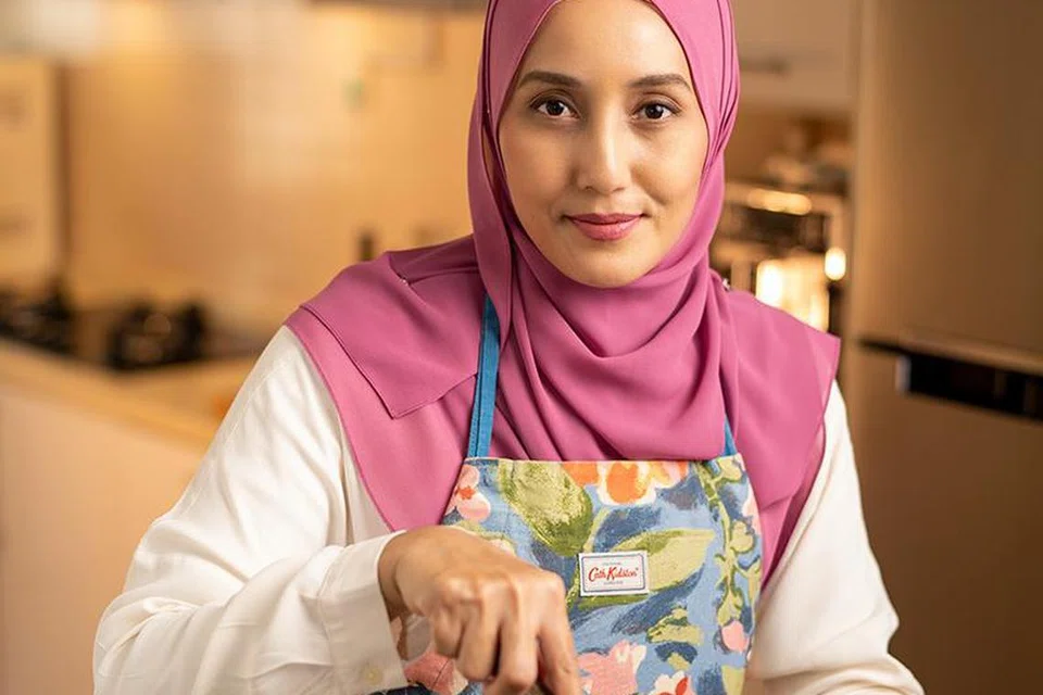 Che Nom atau nama sebenarnya, Cik Norma Bakar, merupakan seorang jurutera sebelum mengambil keputusan untuk menjadi pengisi kandungan YouTube sepenuh masa dengan ratusan rakaman video memasak.