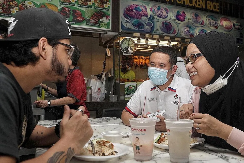 BERI TUMPUAN: Encik Amrin (tengah, gambar kiri) akur bahawa demografik penduduk Sengkang yang kebanyakkan terdiri dari keluarga muda yang mempunyai anak-anak kecil, namun beliau juga tidak mahu mengetepikan keperluan penduduk warga emas serta golongan tersebut, termasuk penduduk 'generasi tersepit' yang perlu menjaga ibu bapa serta anak sendiri. - Foto BH oleh JOEL CHAN