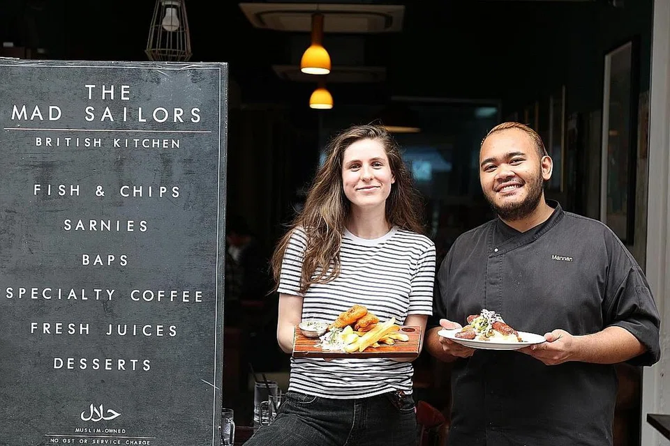 SELERA ASLI ORANG BRITISH: Pemilik bersama kafe The Mad Sailors, Cik Hayley Ridgwell, dan salah seorang cef di kafe itu, Encik Abdul Mannan Abdul Rahman, terus berusaha mempertingkat resipi makanan orang British yang ditawarkan di restoran itu. - Foto NUR AMANINA ISMAIL