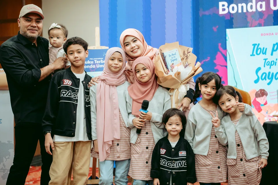 Kaunselor dan Pembimbing Motivasi, Dr Umirah Mohd Taib (berdiri tiga dari kanan) sering menasihati anak-anaknya supaya kenali nilai diri bagi mengelak menjadi mangsa buli di sekolah.