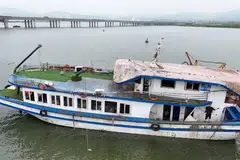 Foto edaran oleh Agensi Berita Vietnam (VNA) menunjukkan sebuah kapal pelancong yang terbalik sedang ditunda ke darat di Quang Ninh, Vietnam, pada 20 Julai 2025. Menurut VNA, seramai 35 orang disahkan maut manakala empat lagi masih hilang selepas kapal pelancong yang membawa 49 orang penumpang itu terbalik di Teluk Ha Long pada 19 Julai.