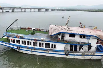 Foto edaran oleh Agensi Berita Vietnam (VNA) menunjukkan sebuah kapal pelancong yang terbalik sedang ditunda ke darat di Quang Ninh, Vietnam, pada 20 Julai 2025. Menurut VNA, seramai 35 orang disahkan maut manakala empat lagi masih hilang selepas kapal pelancong yang membawa 49 orang penumpang itu terbalik di Teluk Ha Long pada 19 Julai.